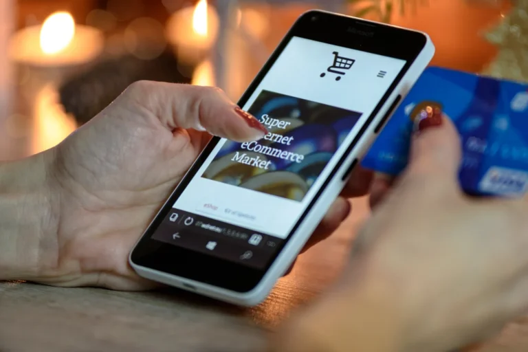 E-commerce accounting Thailand: online shopper using a phone and card to buy from a marketplace